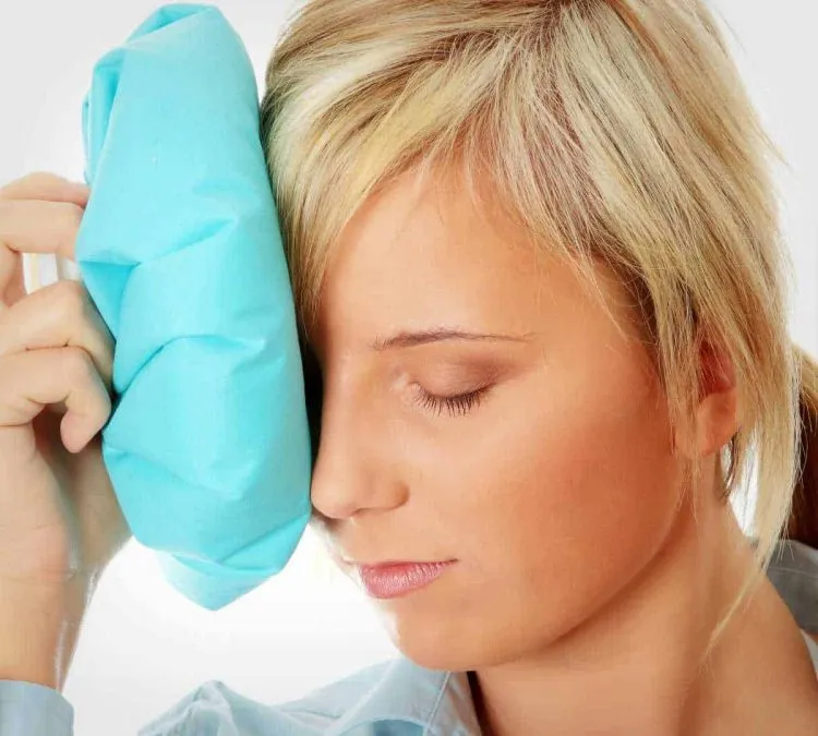 Chườm lạnh là cách làm tan máu bầm ở mắt