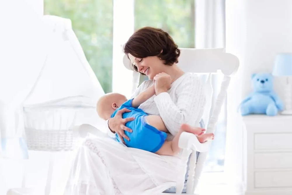 mẹ sau sinh cho con bú
