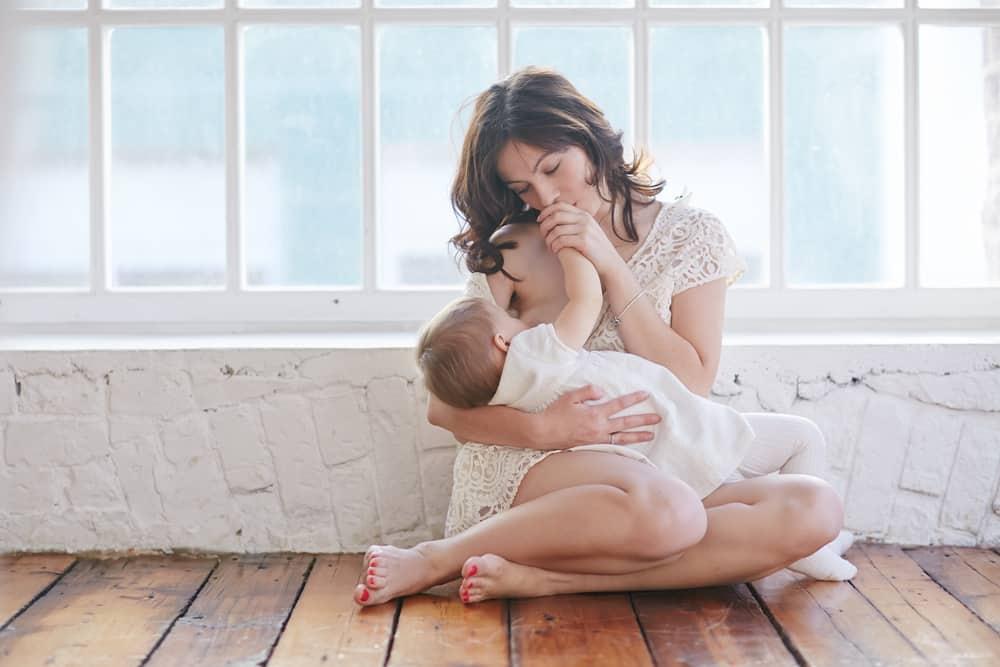 bị căng sữa nên cho con bú