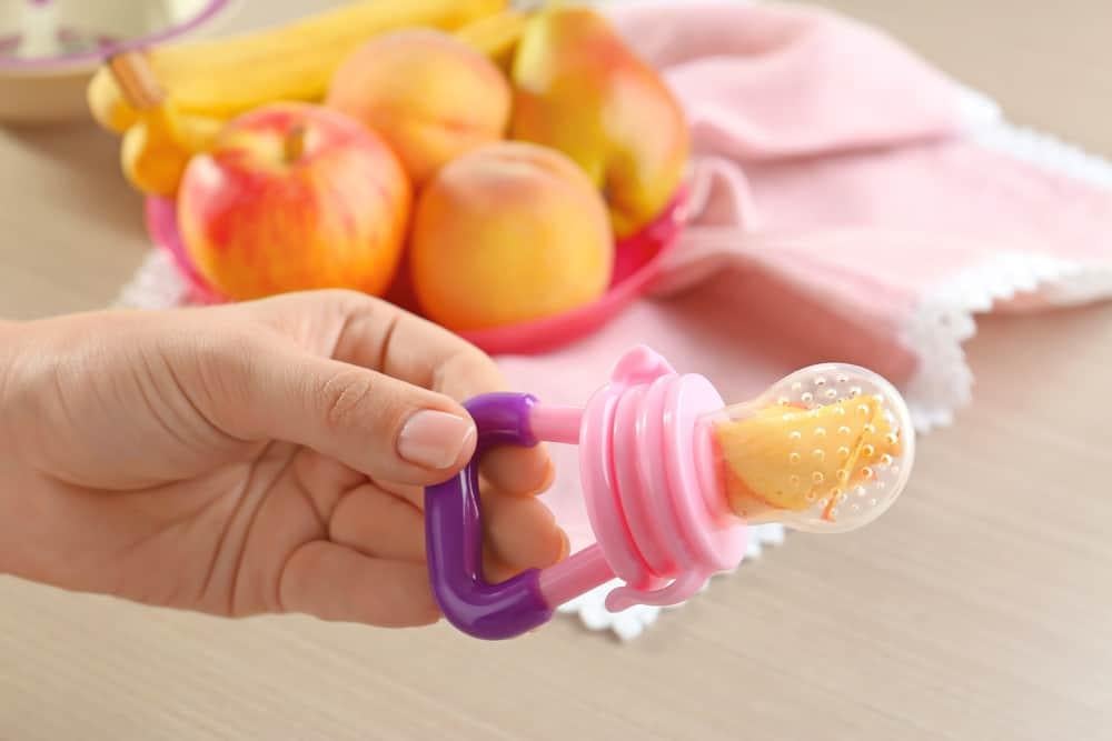 Tập ăn dặm cho bé bằng phương pháp ăn dặm với túi nhai và bình bóp