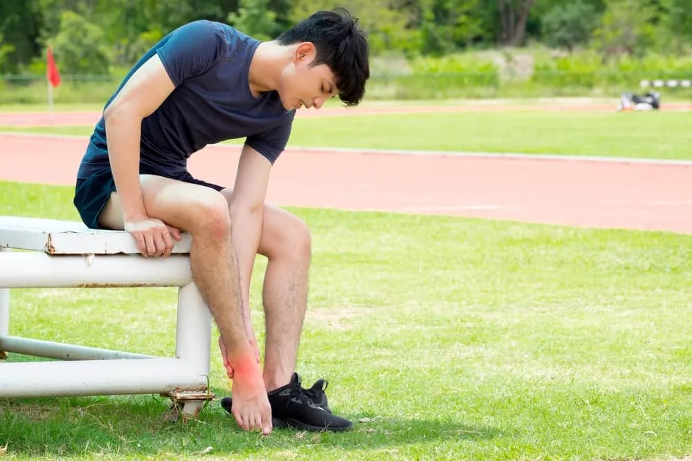 Đạp đinh phải làm sao để không bị nhiễm trùng?