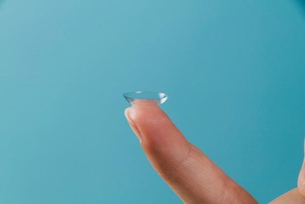 dùng fluorometholone khi đeo kính sát trùng