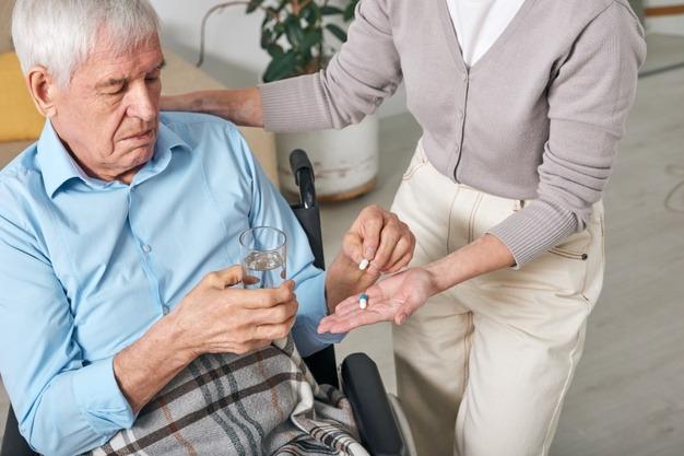 thận trọng khi dùng thuốc cho người lớn tuổi