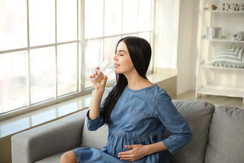bà bầu uống nhiều nước