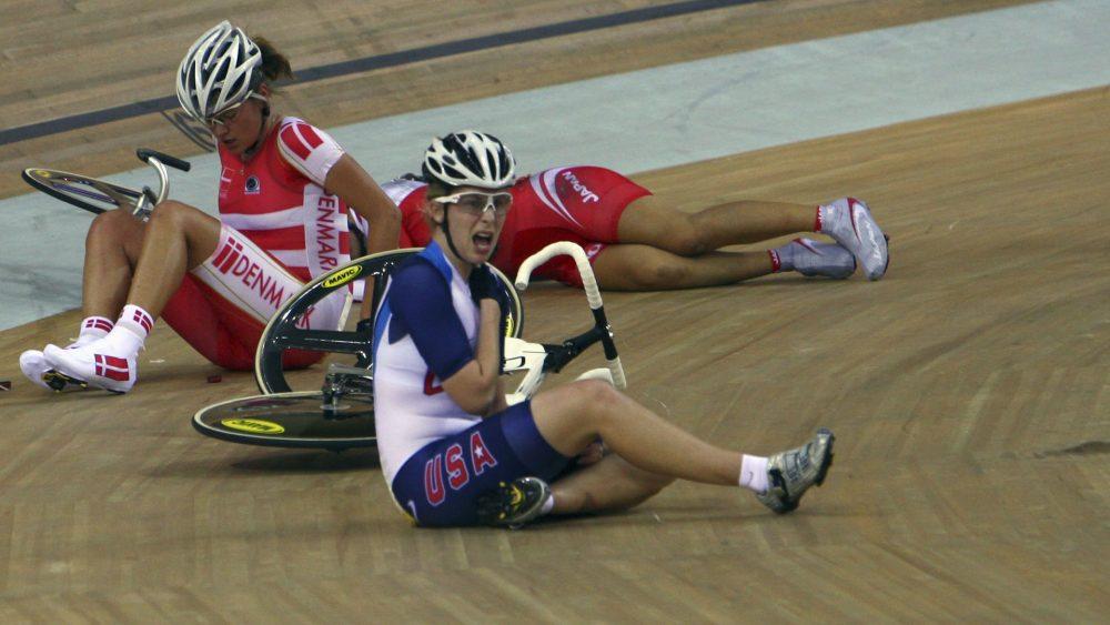 té ngã gãy xương