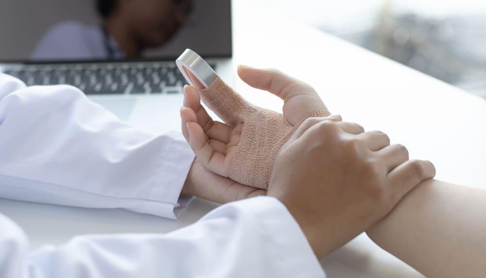 điều trị đứt gân ngón tay