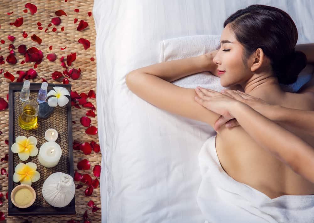 Mẹ ở cữ sau sinh cần được massage để giảm căng thẳng