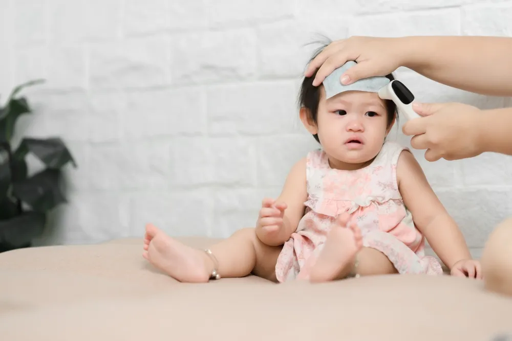 Dùng miếng dán hạ sốt là cách hạ sốt cho trẻ