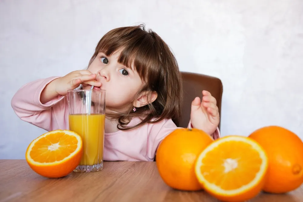 Cách hạ sốt cho trẻ: Bổ sung vitamin C