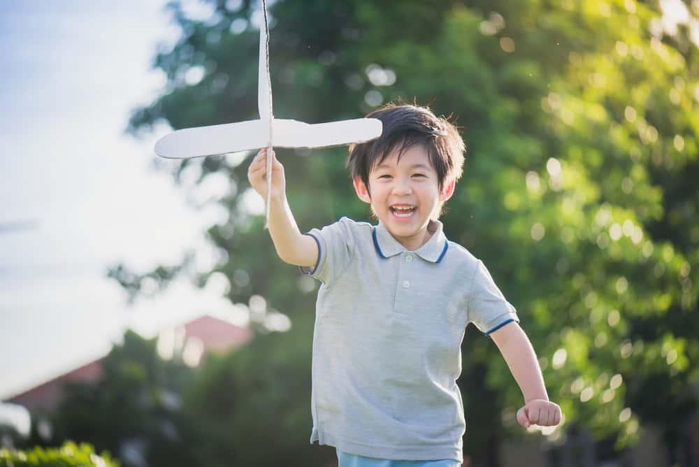 trẻ vui chơi ngoài trời