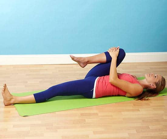 Tư thế yoga dễ thụ thai Alternating Knee to Chest