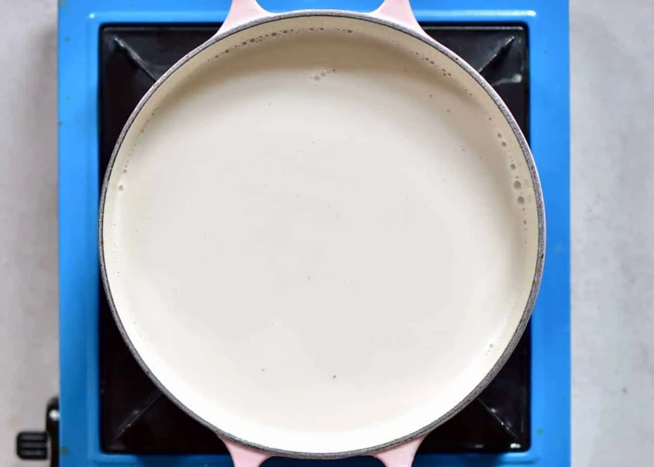 Cách làm dầu dừa - Đun sôi nước cốt dừa