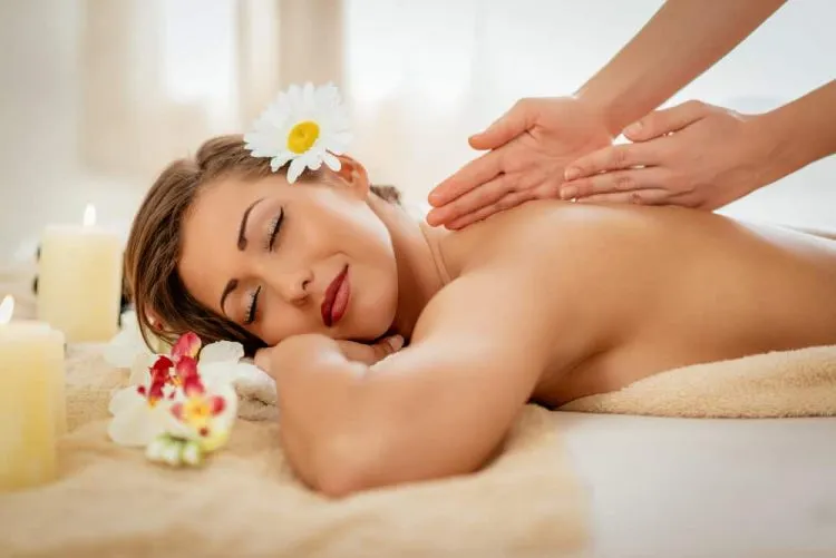 Massage thư giãn bằng tinh dầu bạc hà, bạch đàn… để làm ấm cơ thể
