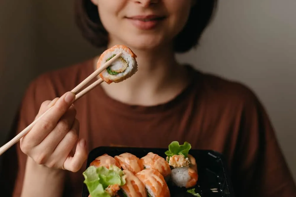 mẹ bầu ăn sushi