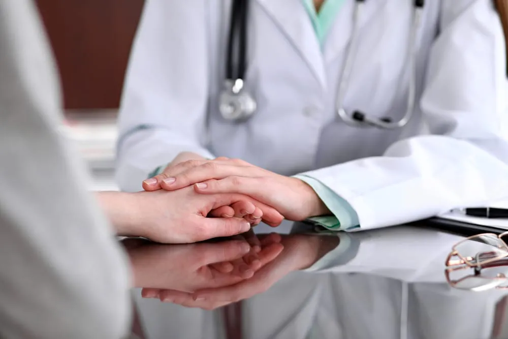 bác sĩ theo dõi bệnh hen suyễn