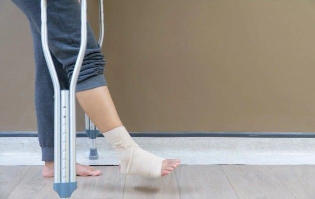 Chăm sóc tình trạng bong gân mắt cá chân tại nhà