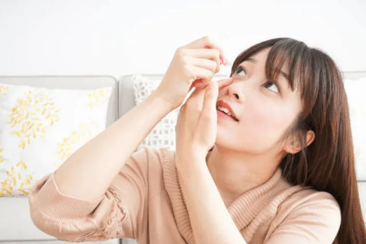 Chăm sóc mắt phải giật liên tục ở nữ