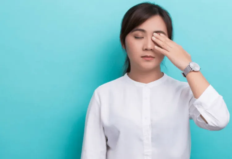 Mắt phải giật liên tục ở nữ là điềm gì?