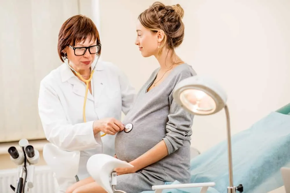 bà bầu tái khám định kỳ