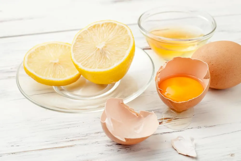 Không nên cho chanh vào khi hỗn hợp còn quá nóng