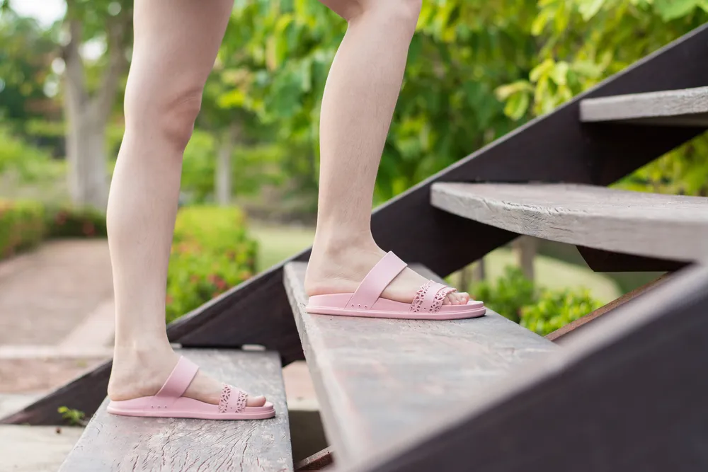 mẹ bầu sử dụng thang bộ