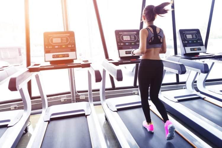 Thực hiện bài tập Cardio trên máy chạy bộ