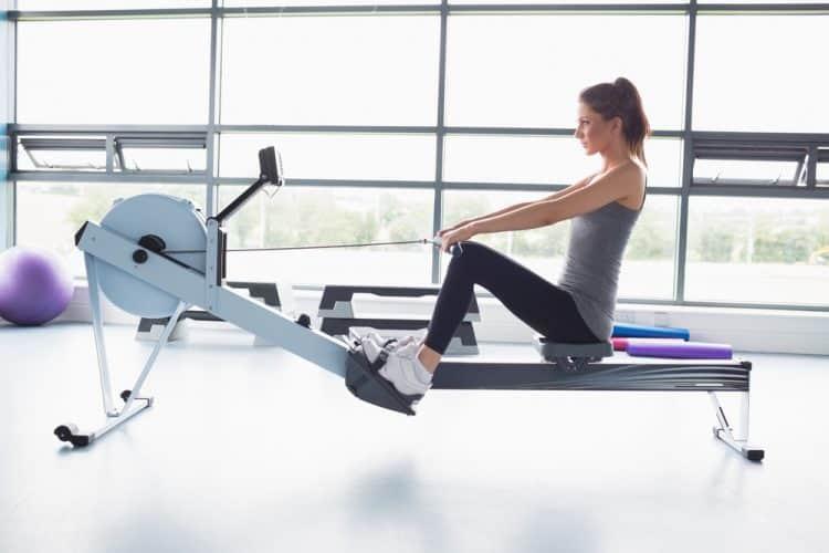 Thực hiện bài tập Cardio: Chèo thuyền bằng máy tập