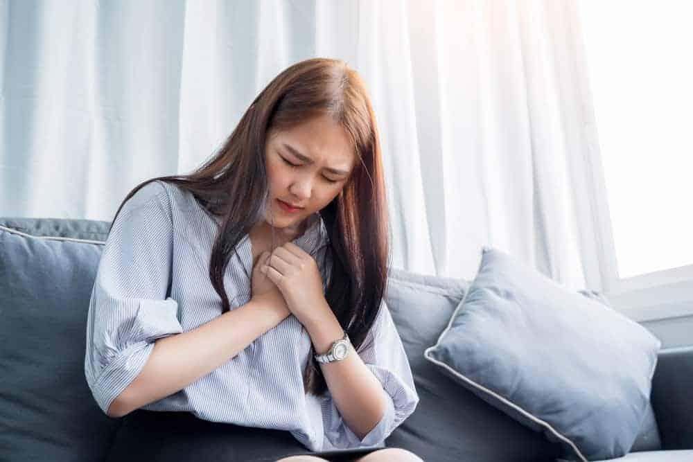những cơn đau ngực là bệnh gì