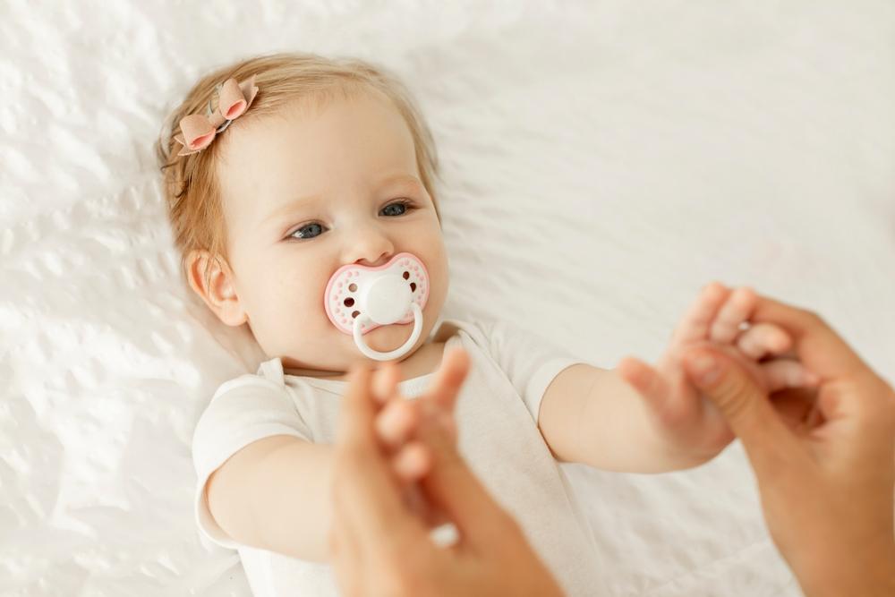 Các thắc mắc thường gặp xoay quanh việc cho bé dùng núm ti giả 