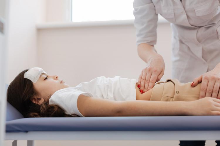 Khia nào cần đưa trẻ bị đau bụng đến bác sĩ?
