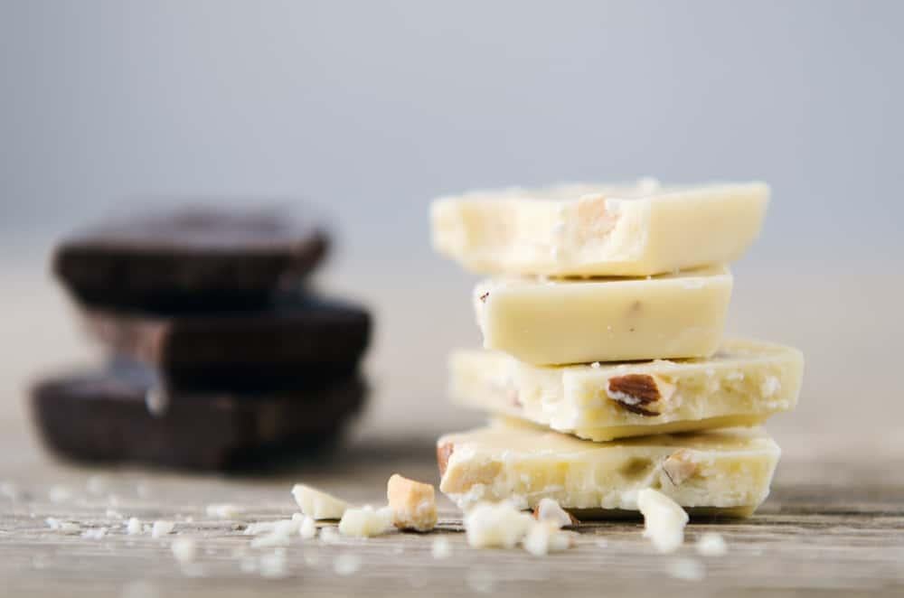 cho con bú có được ăn chocolate không