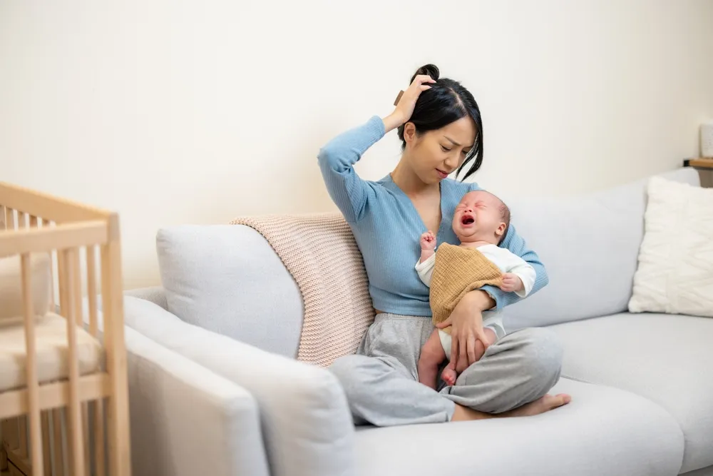 Bé ngã từ trên giường xuống đất cần làm gì?