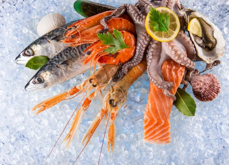 tránh ăn thực phẩm dễ gây dị ứng như hải sản