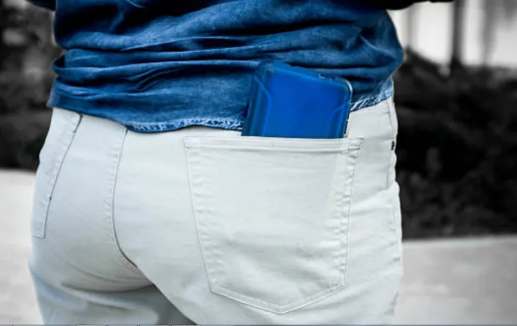 Đặt điện thoại ở túi quần phía sau