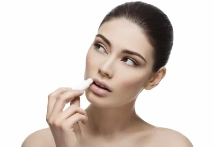 cách khắc phục trời lạnh môi khô