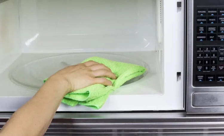 Dọn sạch thức ăn bị văng trong lò vi sóng