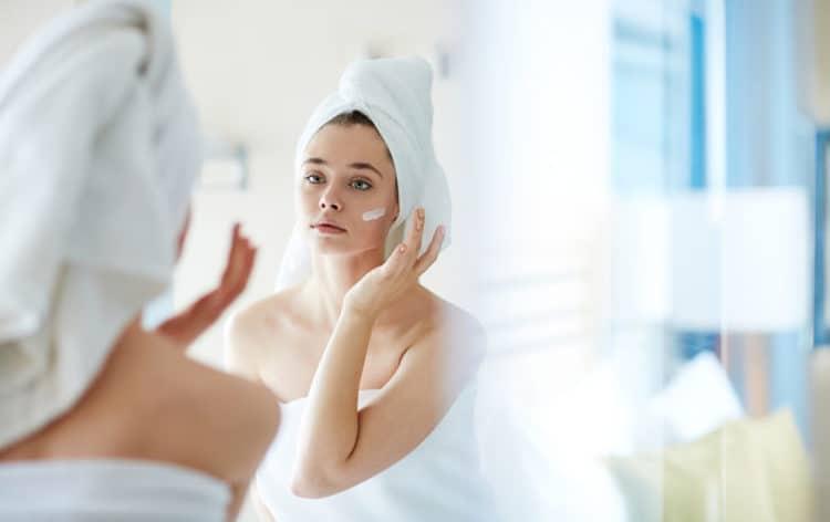 Dùng kem retionol để làm mờ tàn nhang