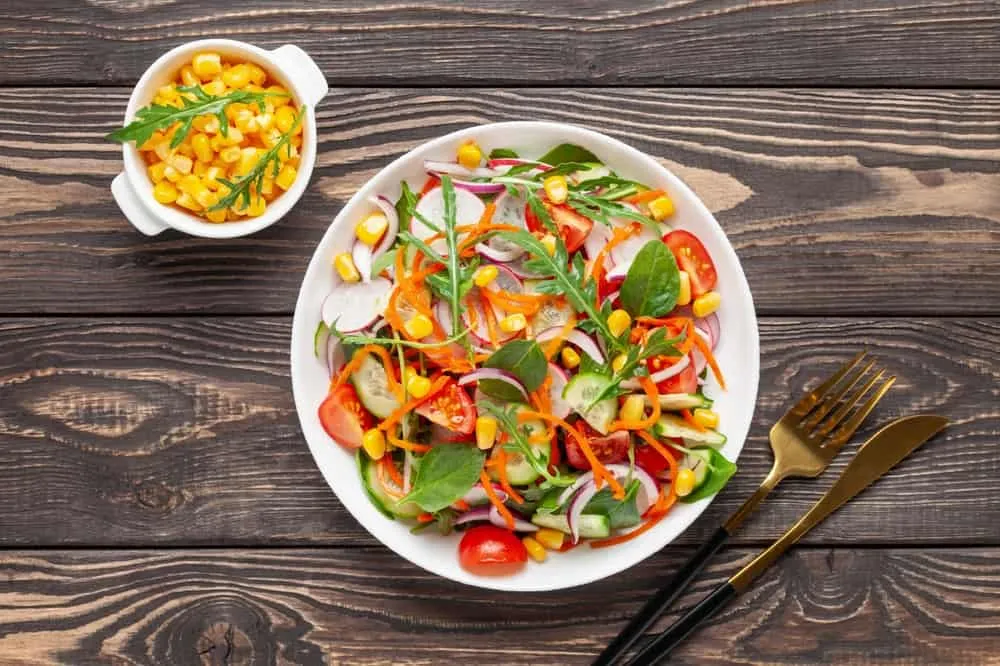 Cách làm salad giảm cân: Salad bắp cà chua cải lông