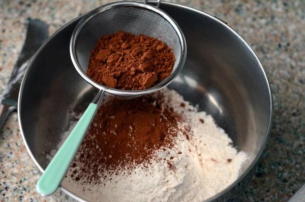 bot-ca-cao-lam-so-co-la-cho-be