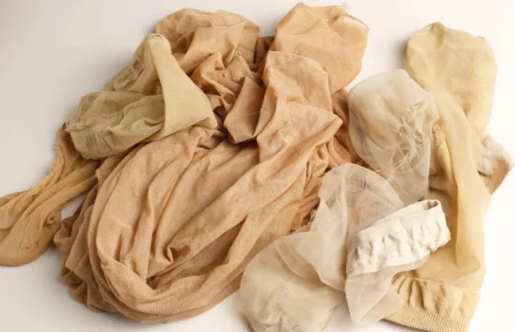 lam-sach-vet-ban-my-pham-tren-quan-ao-4