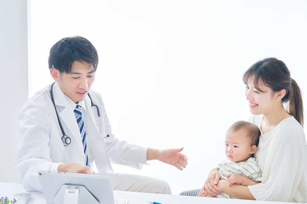 Trẻ sơ sinh đi phân xanh có sao không và có bất thường không?