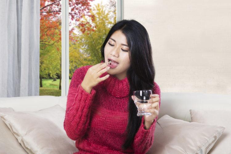 Uống thuốc Ibuprofen giúp giảm đau do răng khôn