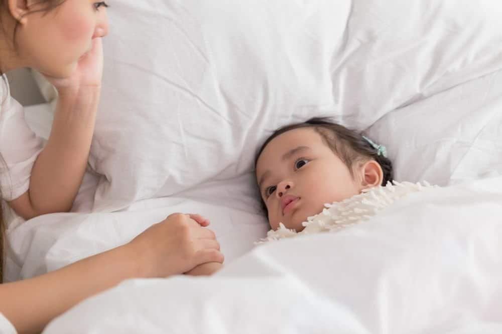 trẻ sốt chảy máu cam