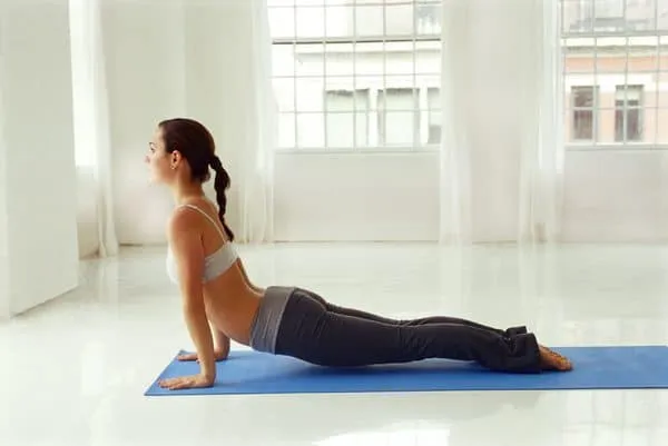 Bài tập yoga sau sinh mổ: Tư thế rắn hổ mang