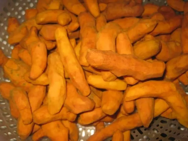 Bước 1: Rửa sạch và cạo bỏ vỏ nghệ