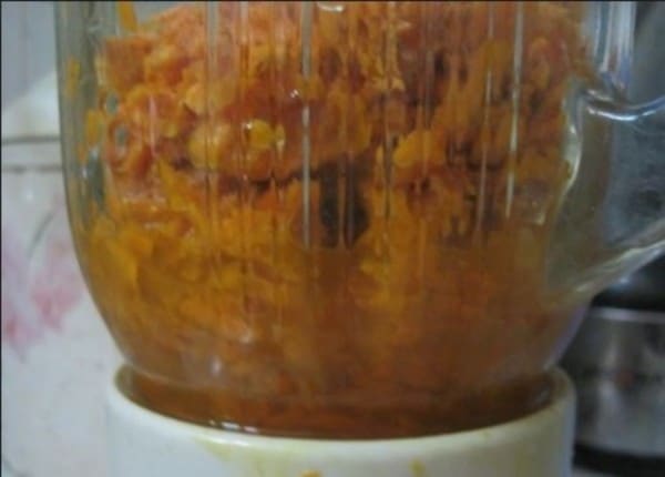 Cách làm tinh bột nghệ tại nhà - Bước 2 - Xay nhuyễn nghệ tươi