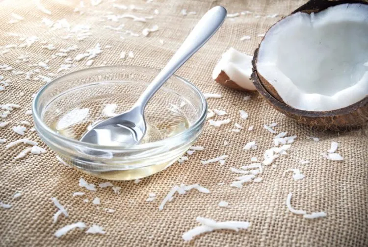 dầu dừa trị rạn da