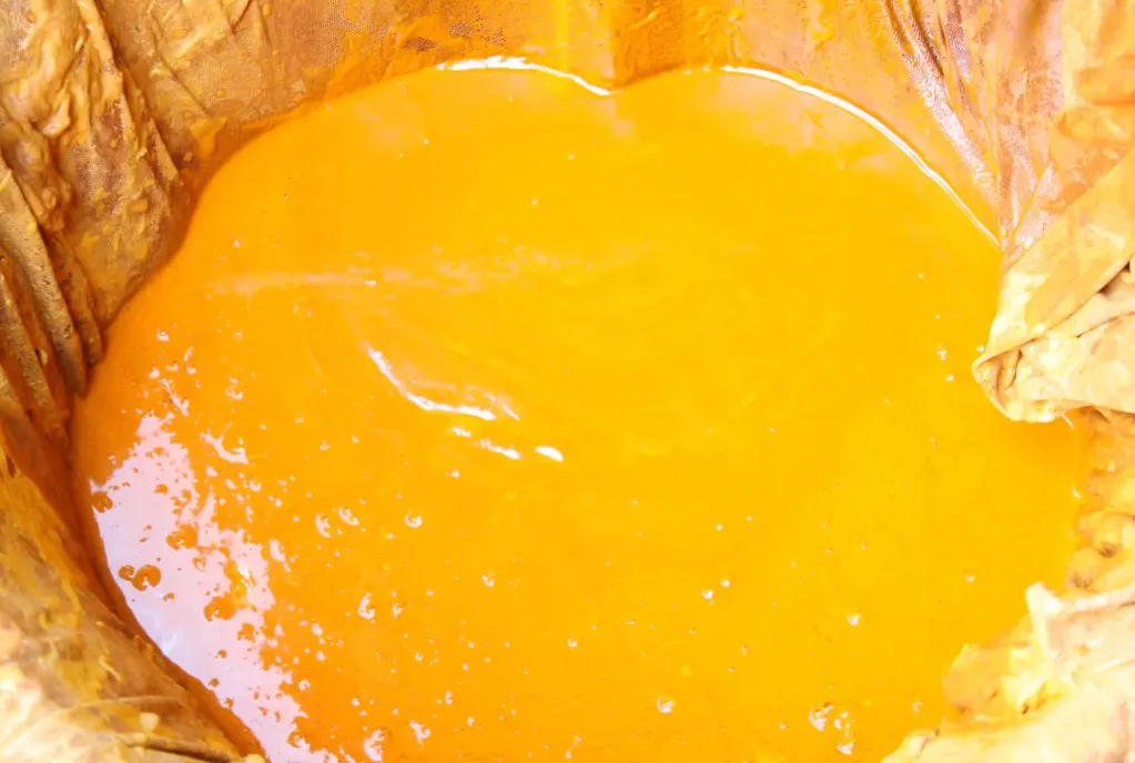 Cách làm tinh bột nghệ tại nhà - Bước 3 - Lọc nước cốt nghệ tươi