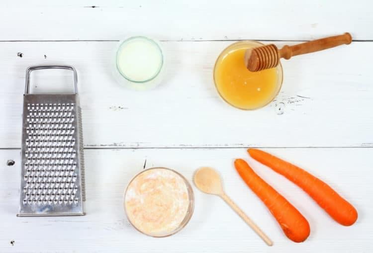 mặt nạ dưỡng ẩm từ cà rốt và mật ong