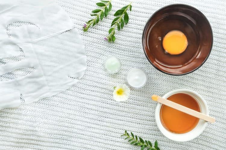 mặt nạ dưỡng ẩm bằng trứng và mật ong